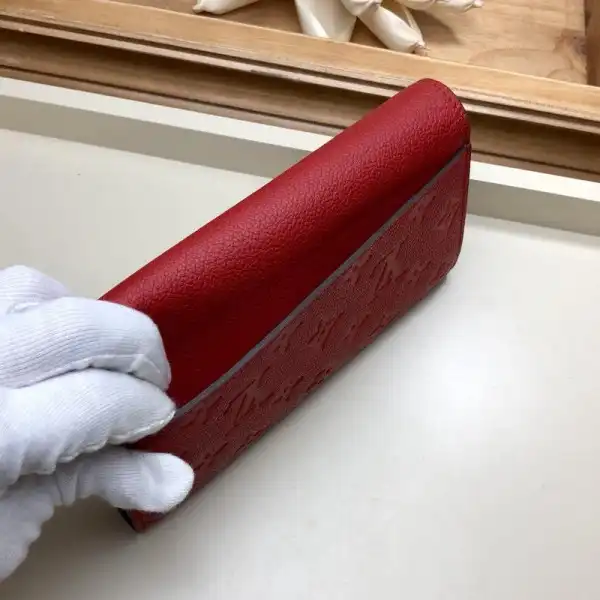 TO LOUIS VUITTON SARAH WALLET