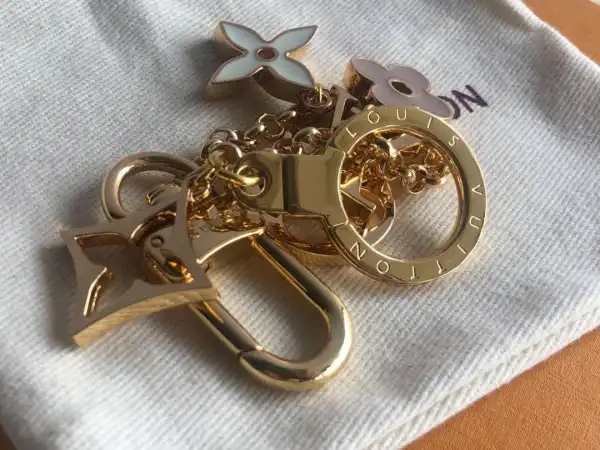 Bagsoffer yupoo LOUIS VUITTON FLEUR DE MONOGRAM BAG CHARM CHAIN