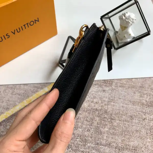 LOUIS VUITTON POCHETTE MÉLANIE MM