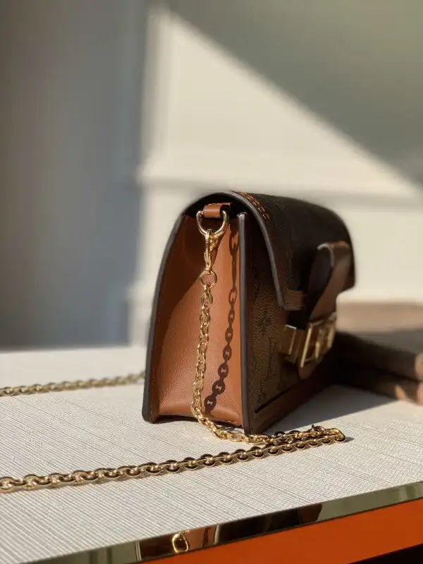 First bag ru LOUIS VUITTON V DAUPHINE CHAIN WALLET