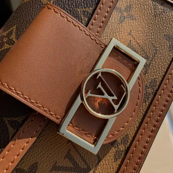 TO LOUIS VUITTON V DAUPHINE CHAIN WALLET