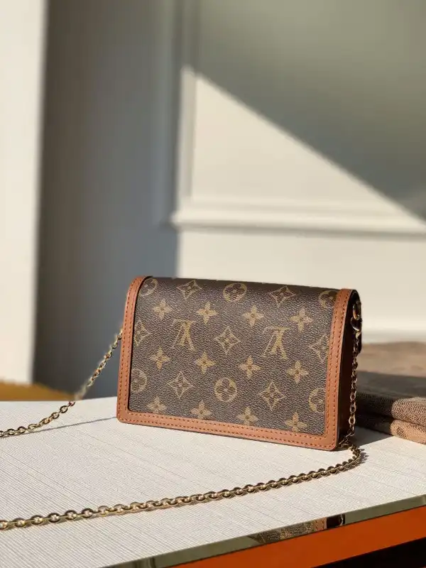 Rep LOUIS VUITTON V DAUPHINE CHAIN WALLET