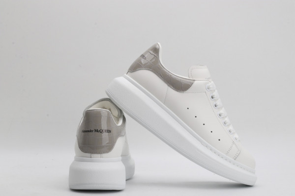 HOT SALE ALEXANDER MCQUEEN Oversized Sneaker