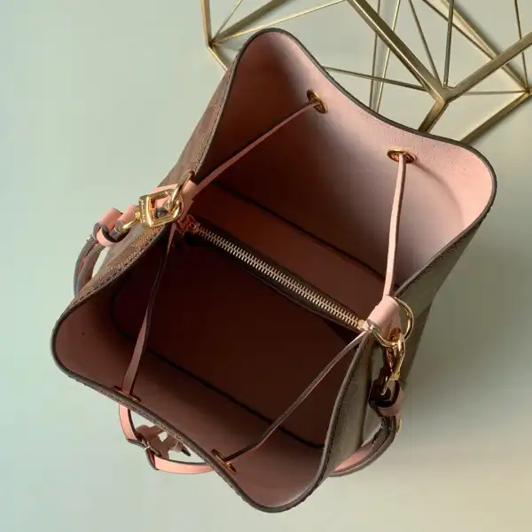 LOUIS VUITTON NÉONOÉ