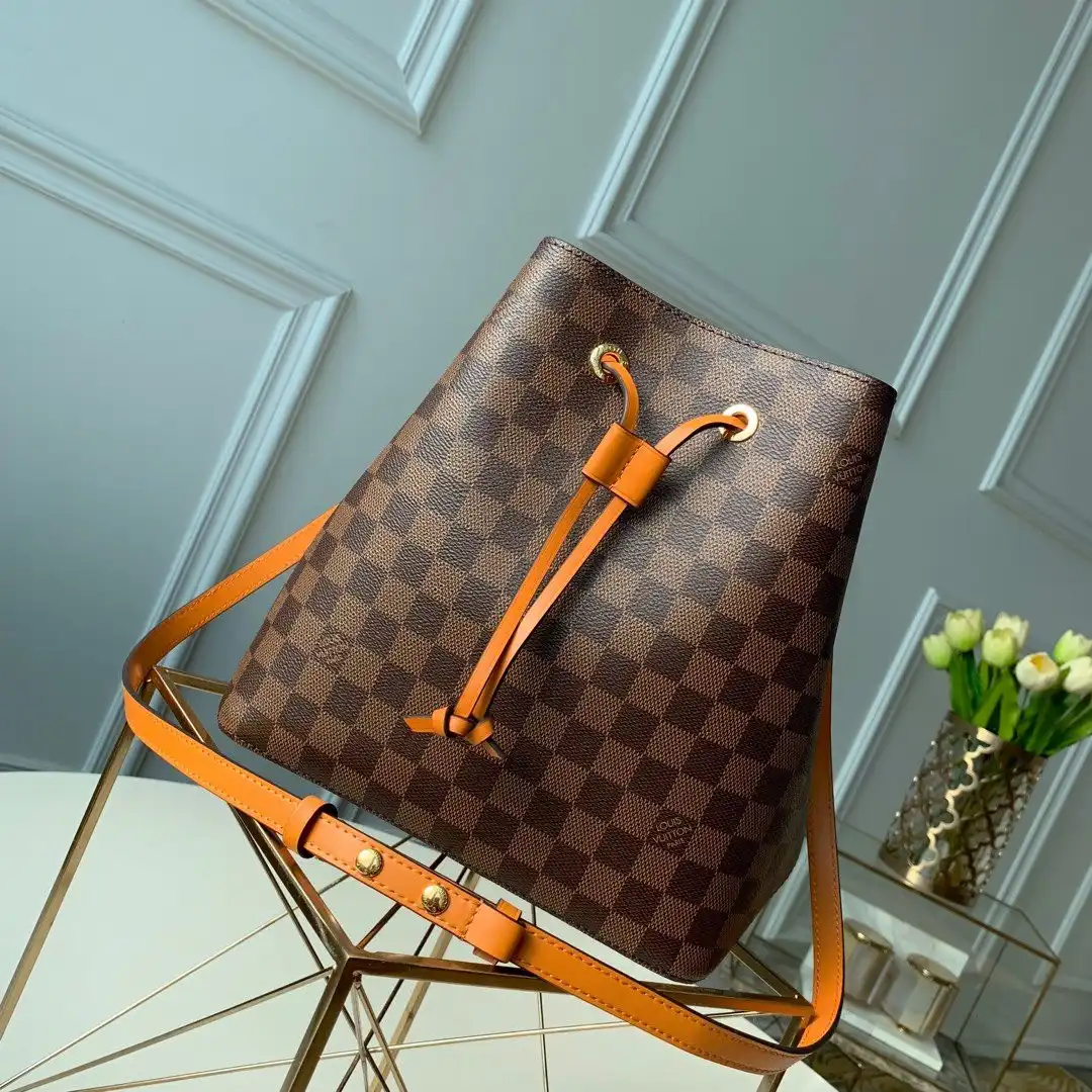 First Bag Ru LOUIS VUITTON NÉONOÉ