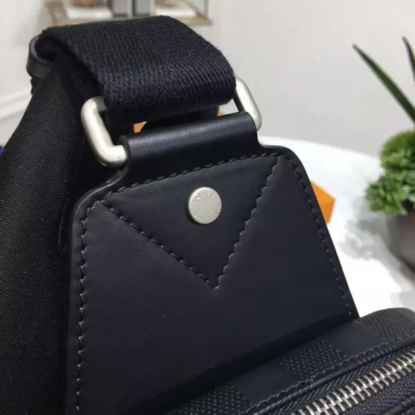 LOUIS VUITTON AVENUE SLING BAG