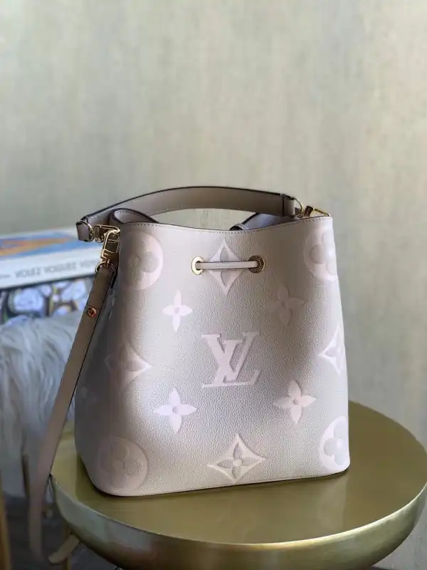 LOUIS VUITTON NÉONOÉ