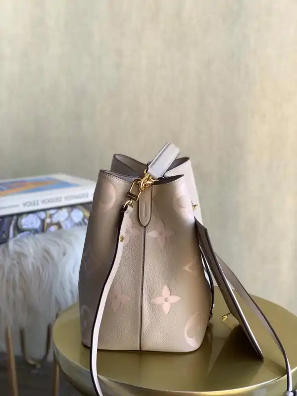 First bag ru LOUIS VUITTON NÉONOÉ