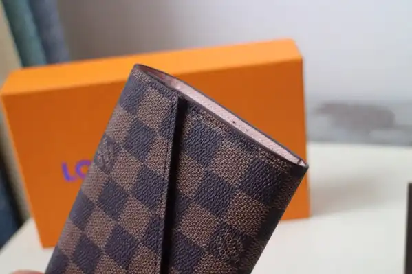 First bag ru LOUIS VUITTON SARAH WALLET