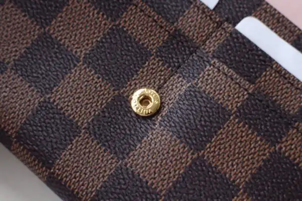 TO LOUIS VUITTON SARAH WALLET