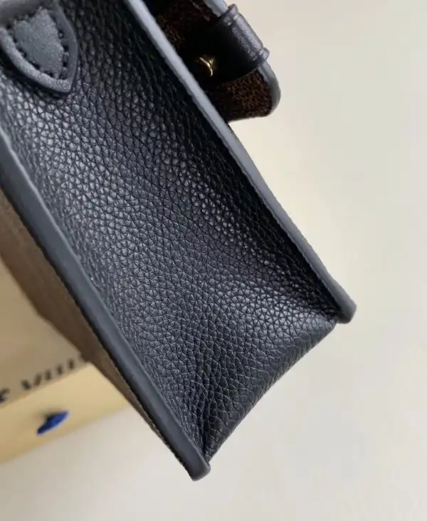 LOUIS VUITTON VAVIN CHAIN WALLET