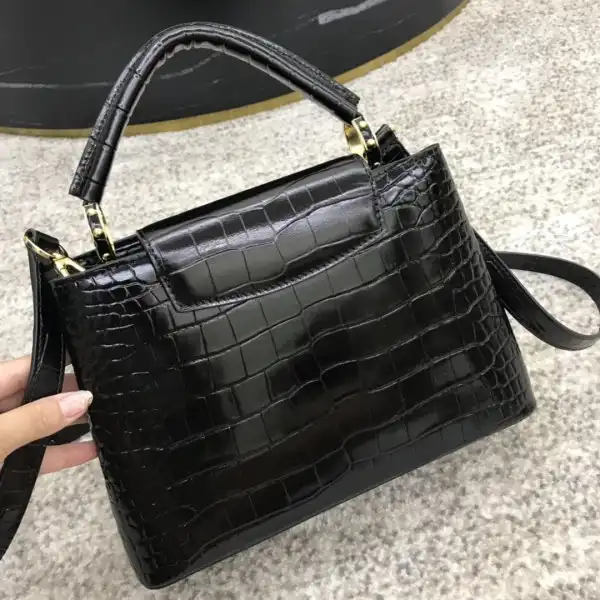 First bag ru LOUIS VUITTON CAPUCINES BB