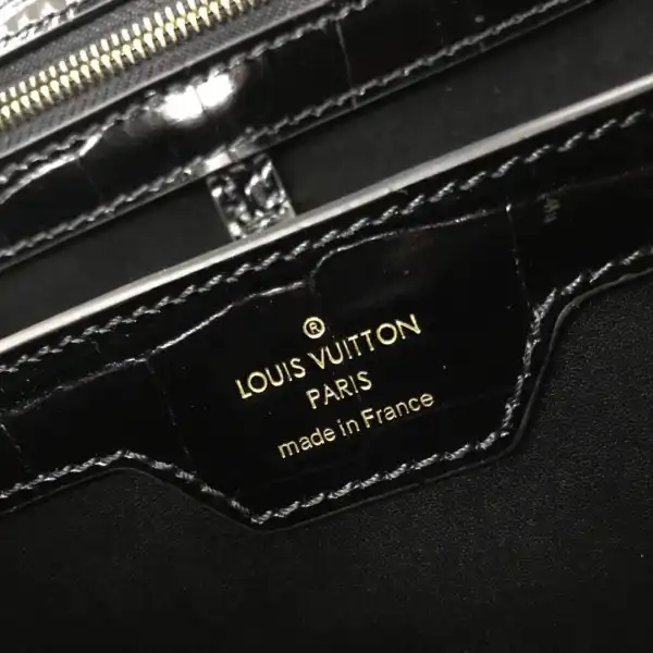 First bag ru LOUIS VUITTON CAPUCINES BB