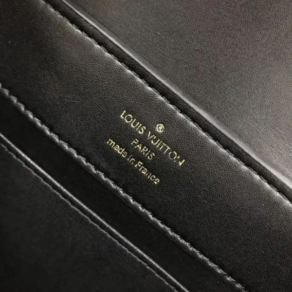 First bag ru LOUIS VUITTON CAPUCINES MINI