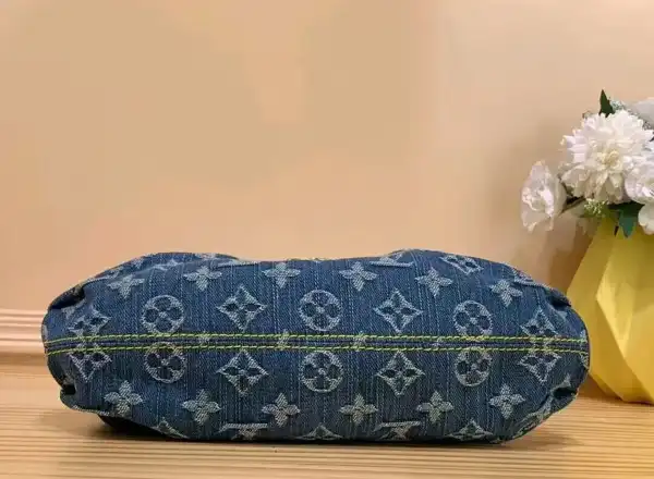 LOUIS VUITTON PLEATY HANDBAG