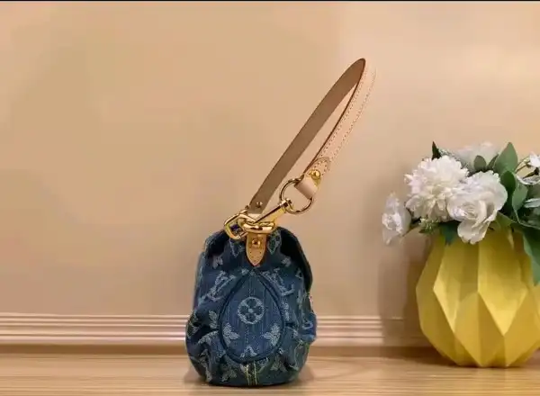 First bag ru LOUIS VUITTON PLEATY HANDBAG