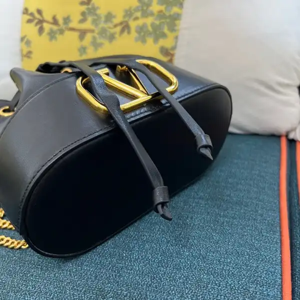 Frstbag ru VALENTINO MINI BUCKET BAG IN NAPPA WITH VLOGO SIGNATURE CHAIN