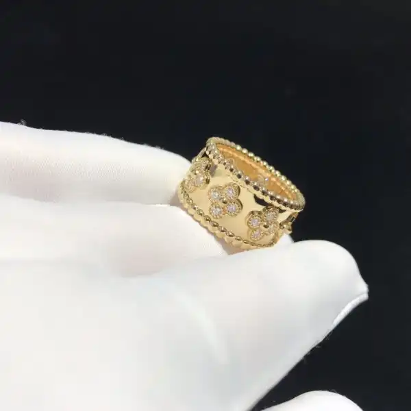 Van CHANELeef & Arpels  Perlée CHANELovers ring