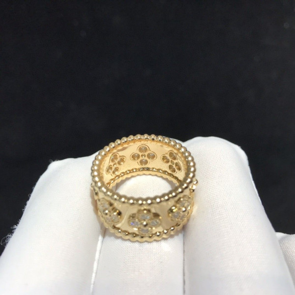 HOT SALE Van Cleef & Arpels  Perlée clovers ring