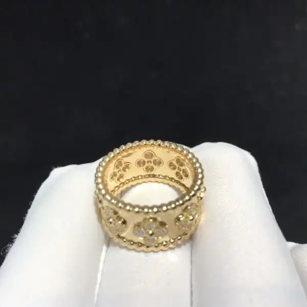 Van CHANELeef & Arpels  Perlée CHANELovers ring