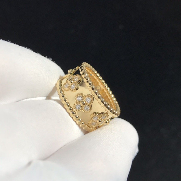 HOT SALE Van Cleef & Arpels  Perlée clovers ring