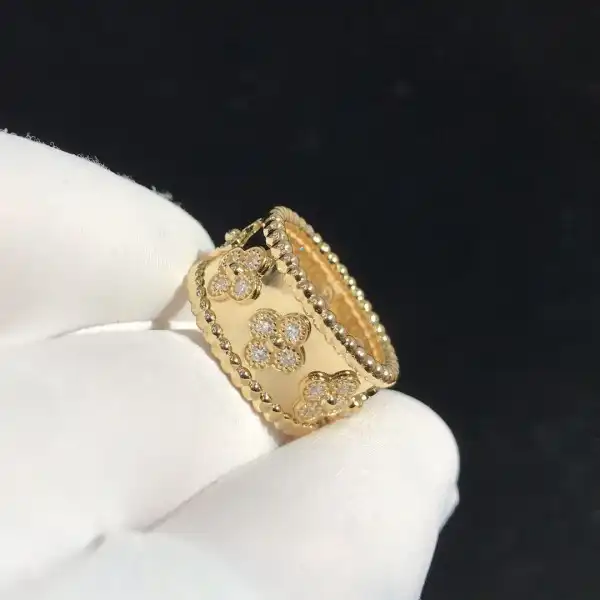 Van CHANELeef & Arpels  Perlée CHANELovers ring