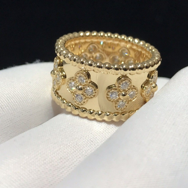 HOT SALE Van Cleef & Arpels  Perlée clovers ring