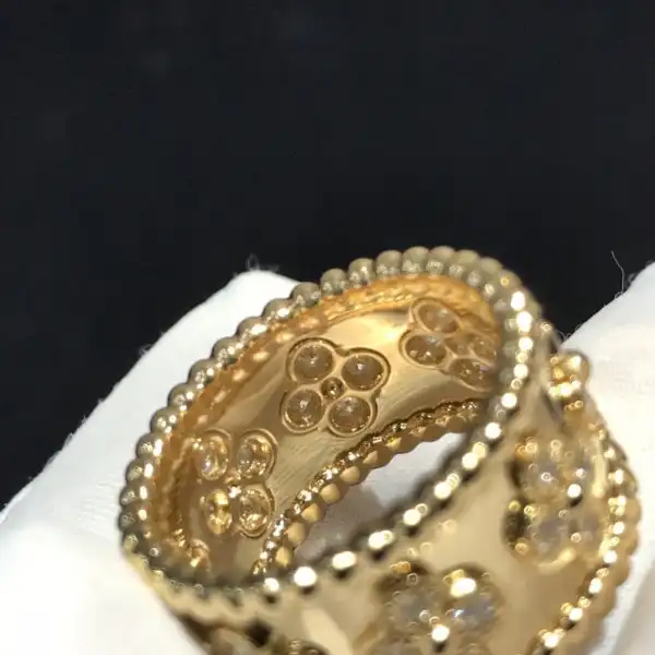 Van CHANELeef & Arpels  Perlée CHANELovers ring