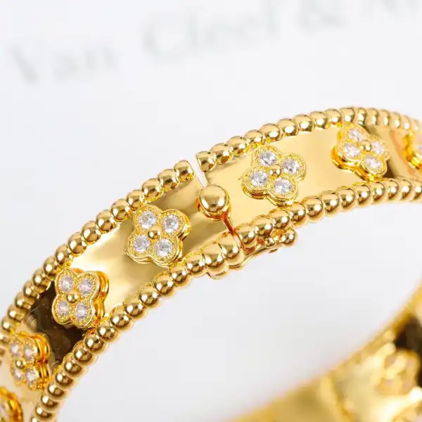 Van CHANELeef & Arpels  Perlée BRACELET