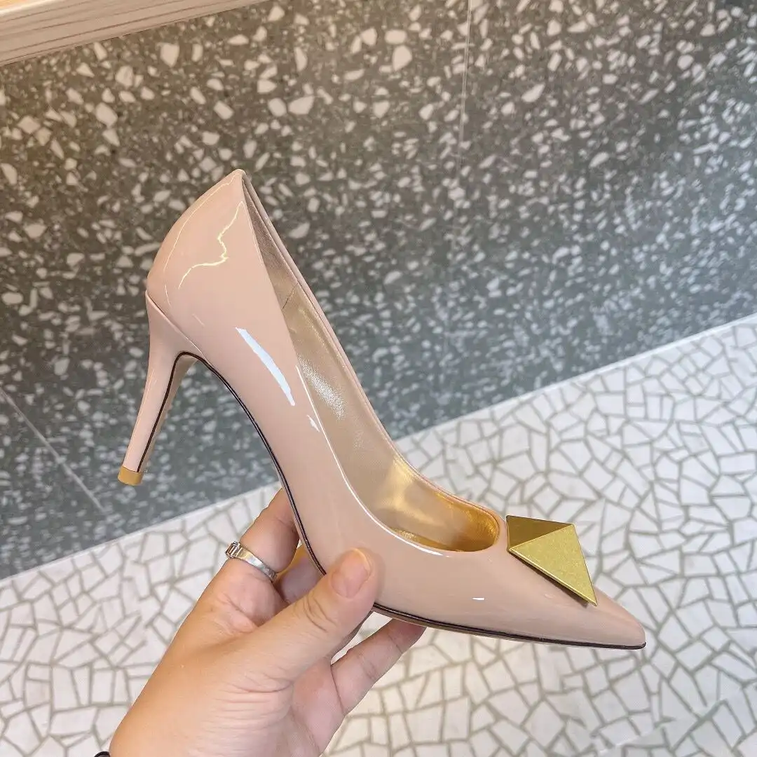 VALENTINO ONE STUD PATENT LEATHER PUMP