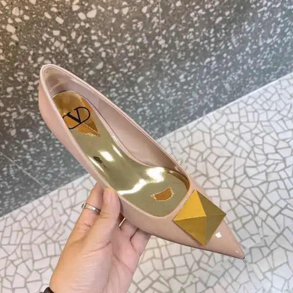 VALENTINO ONE STUD PATENT LEATHER PUMP