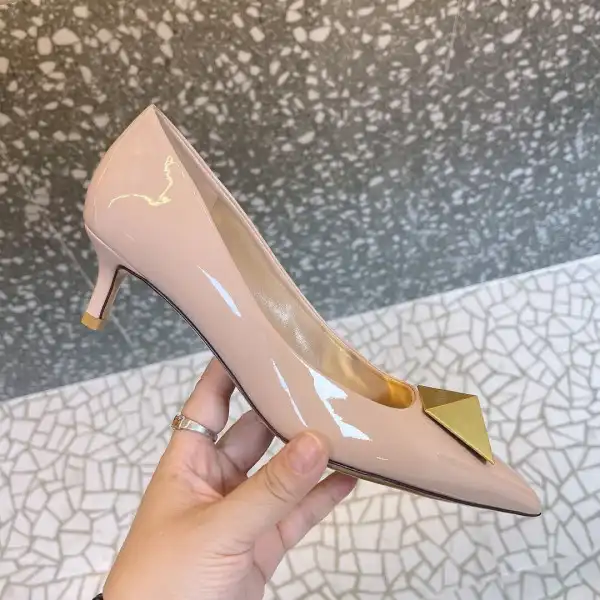 VALENTINO ONE STUD PATENT LEATHER PUMP