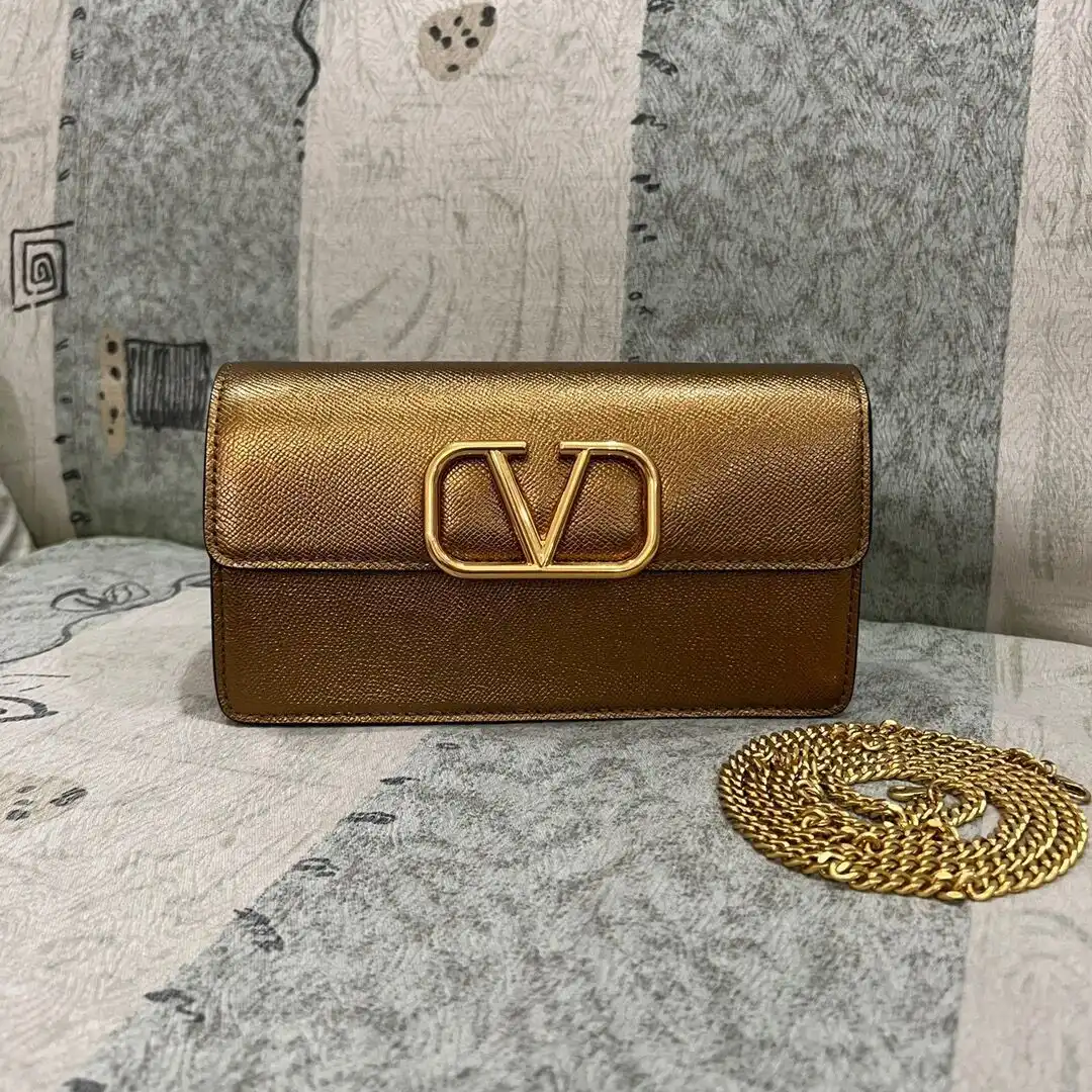 VALENTINO GARAVANI VSLING GRAINY CALFSKIN WALLET WITH CHAIN STRAP