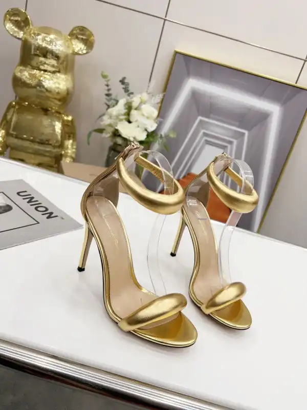 Bagsoffer gianvito rossi sandals