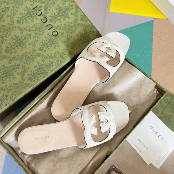 Bagsoffer GUCCI  slide sandal