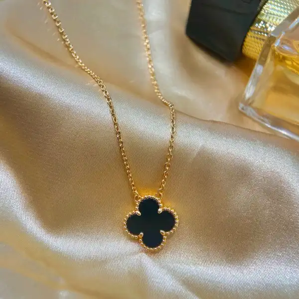 Van CHANELeef & Arpels  Perlée NECKLACE