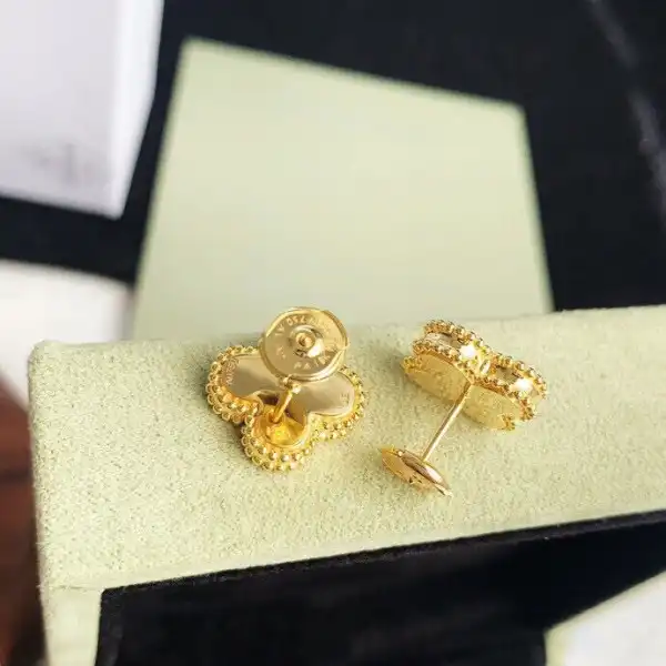 Van CHANELeef & Arpels  Perlée EARRINGS