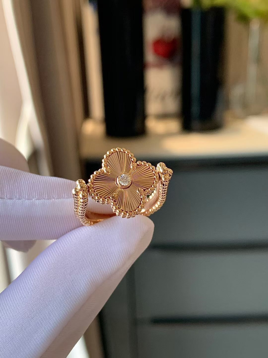 HOT SALE Van Cleef & Arpels  Perlée Reversible Ring