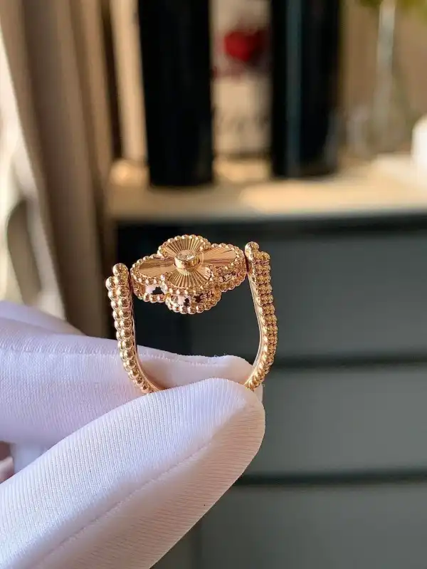 Van CHANELeef & Arpels  Perlée Reversible Ring