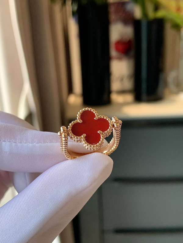 HOT SALE Van Cleef & Arpels  Perlée Reversible Ring