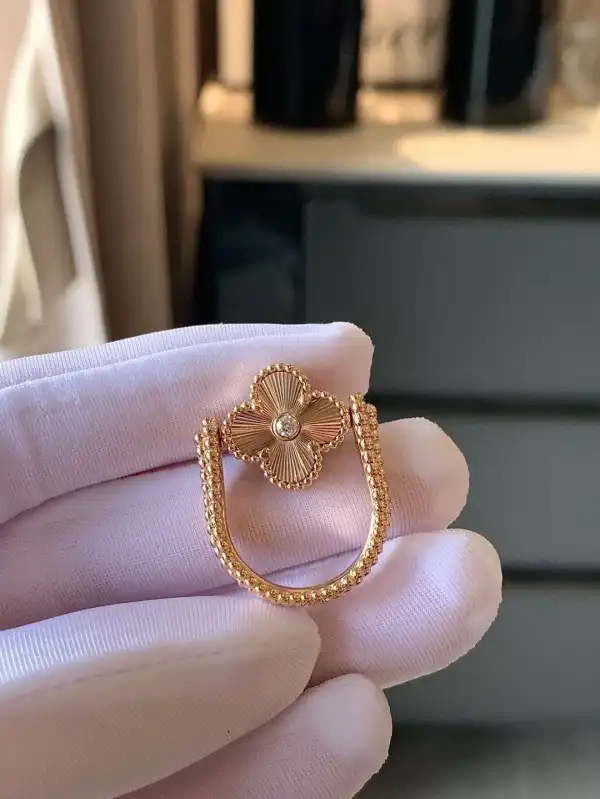 Frstbag ru Van CHANELeef & Arpels  Perlée Reversible Ring