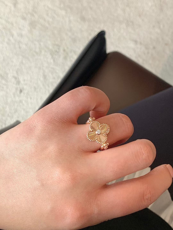 HOT SALE Van Cleef & Arpels  Perlée Reversible Ring