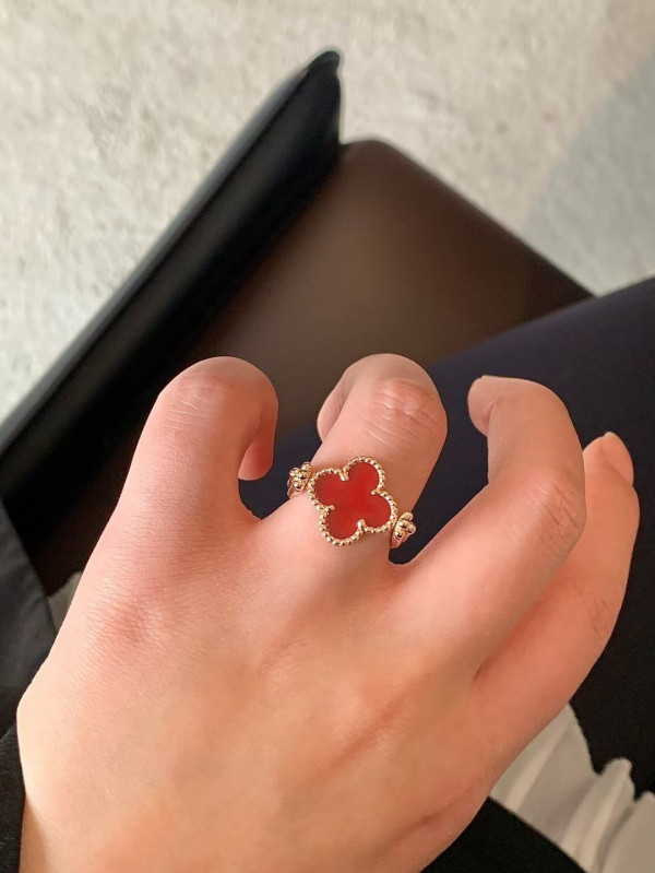 HOT SALE Van Cleef & Arpels  Perlée Reversible Ring