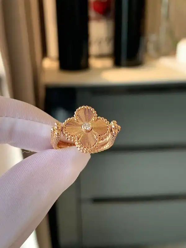 Yupoo bagsoffer Van Cleef & Arpels  Perlée Reversible Ring