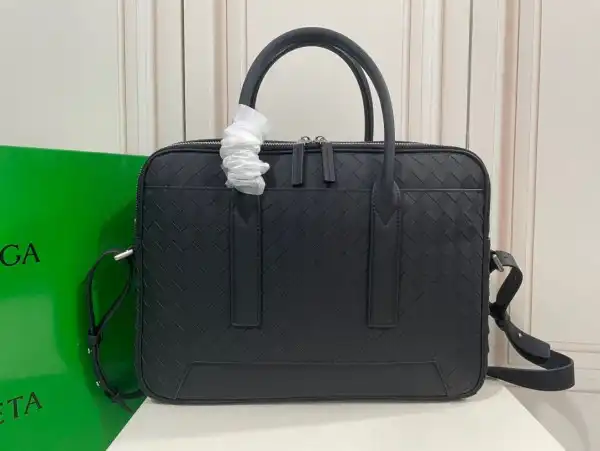 First bag ru Bottega Veneta Getaway Large Briefcase