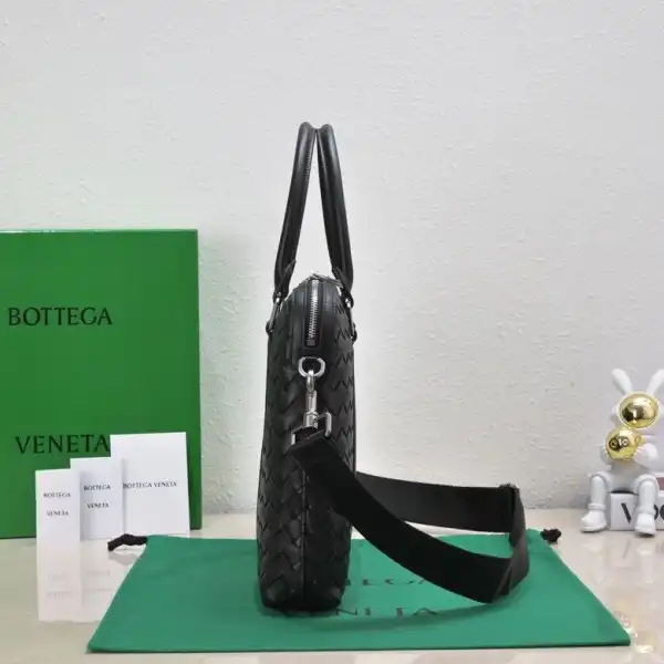 First bag ru Bottega Veneta Slim Intrecciato Briefcase