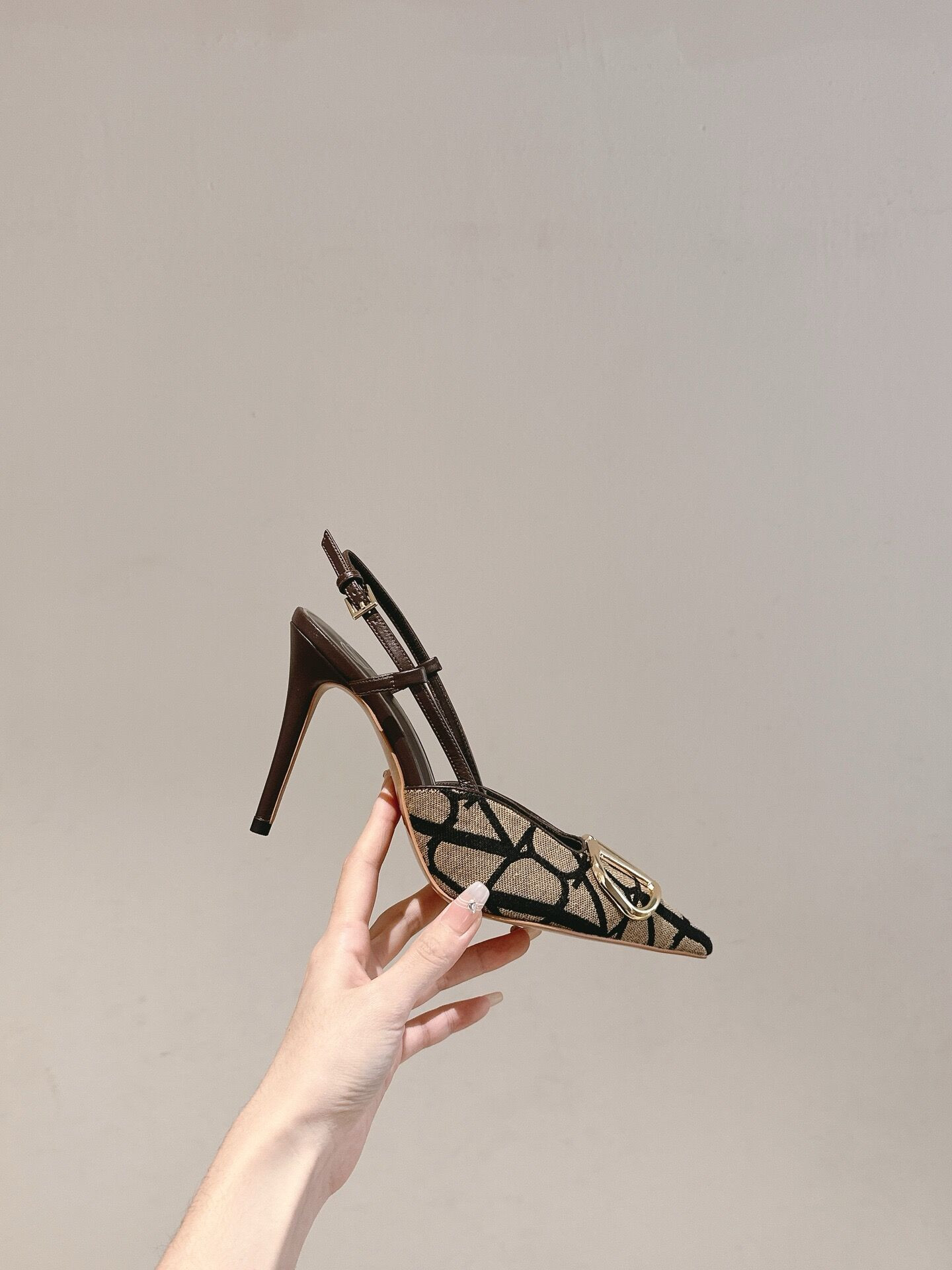 VALENTINO VLOGO SIGNATURE SLINGBACK PUMP IN TOILE ICONOGRAPHE