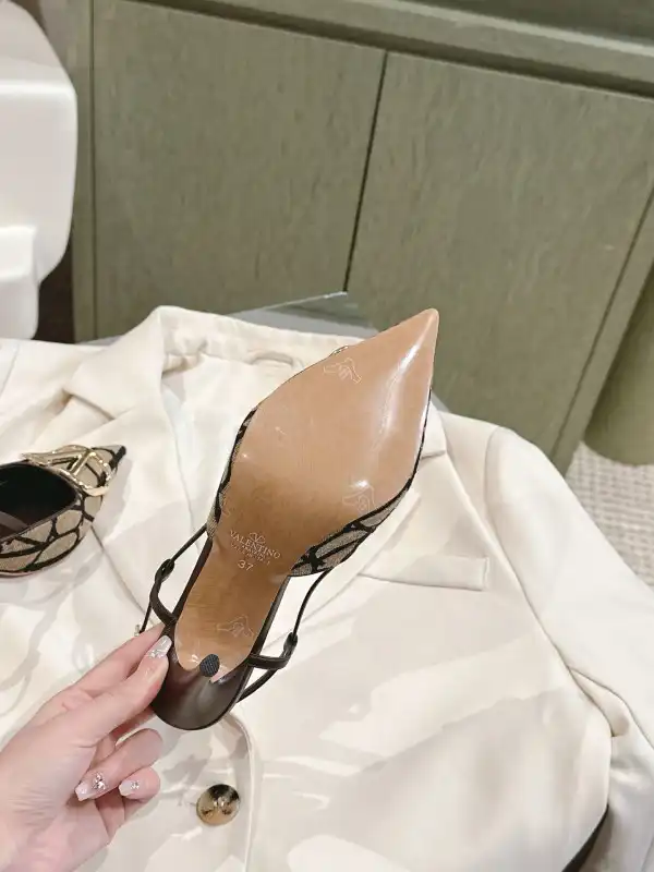 Bagsoffer yupoo VALENTINO VLOGO SIGNATURE SLINGBACK PUMP IN TOILE ICONOGRAPHE