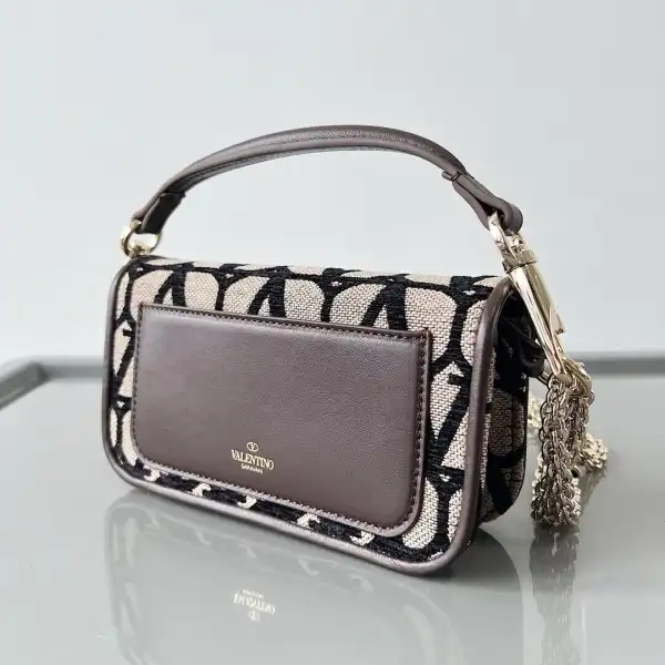 Bagsoffer yupoo VALENTINO SMALL LOCÒ TOILE ICONOGRAPHE SHOULDER BAG