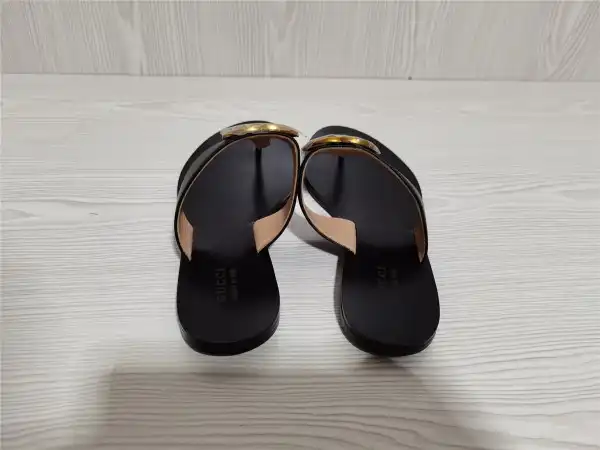 First Bag Ru GUCCI Leather thong sandal with Double G